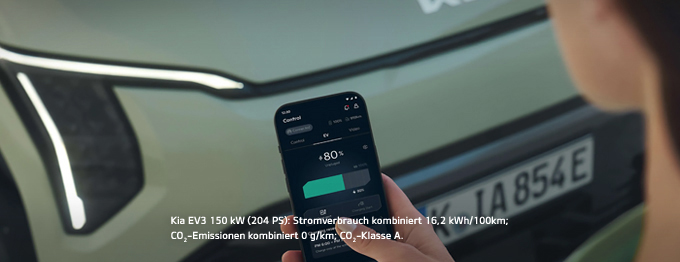 Smartphone mit geöffneter Kia App vor einem Kia EV3