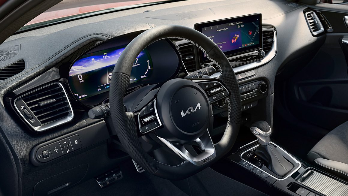 Cockpit mit zwei Displays, Fahrerperspektive